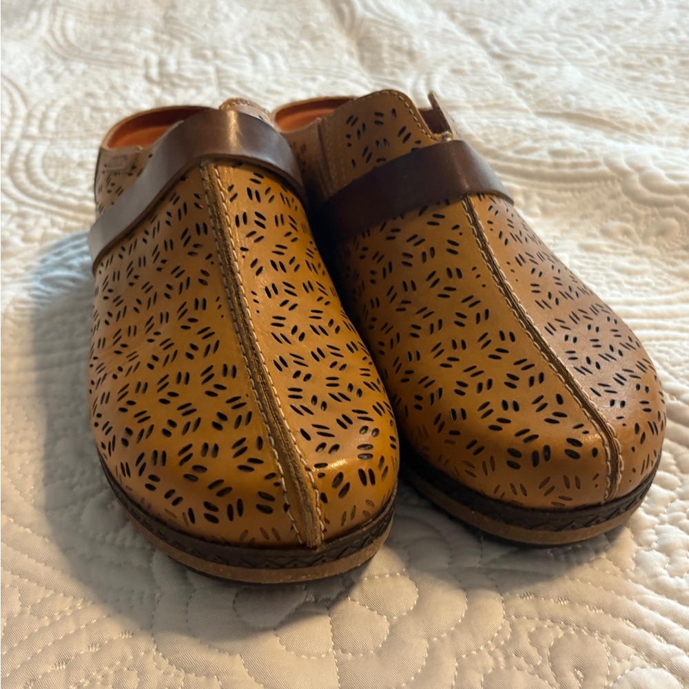 Brown Pikolinos leather Perforated Slip-On Shoes size 38